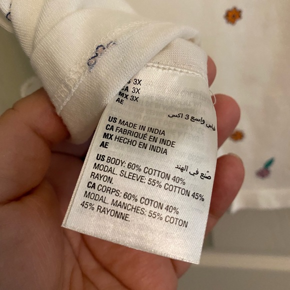 Beautiful white t-shirt with colored details in size 3X. - Picture 5 of 6